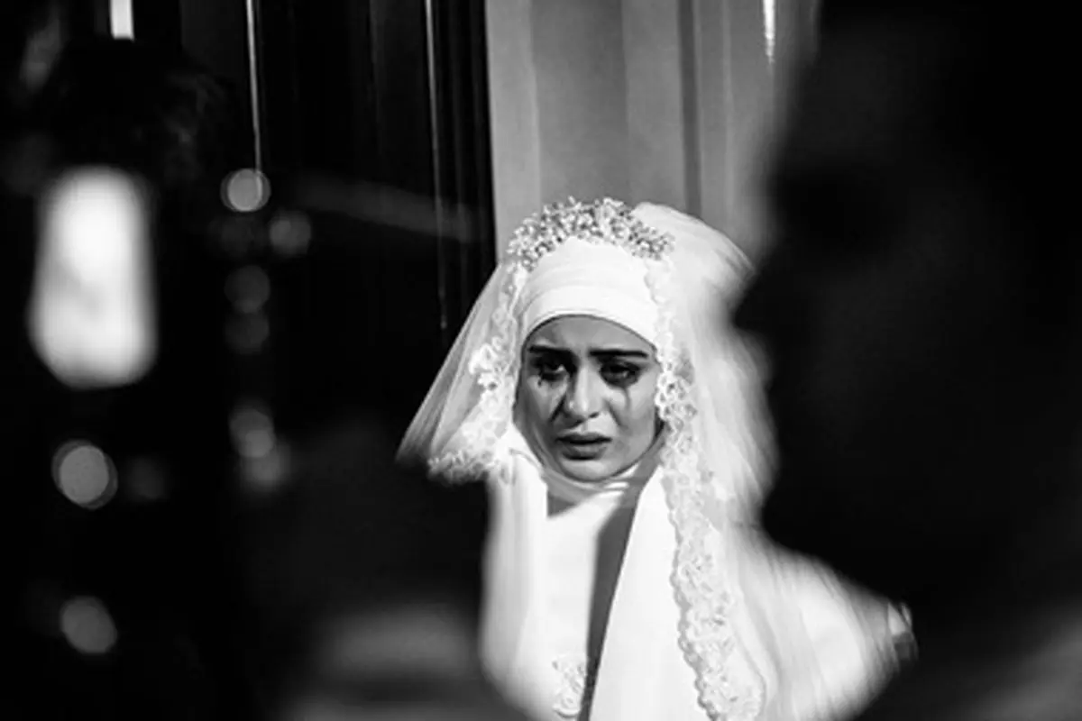 فاطیما بهارمست در لباس عروس با چشمانی گریان