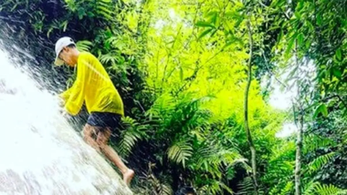 پیرمردی که به راحتی آب خوردن از آبشار بالا می‌رود + فیلم