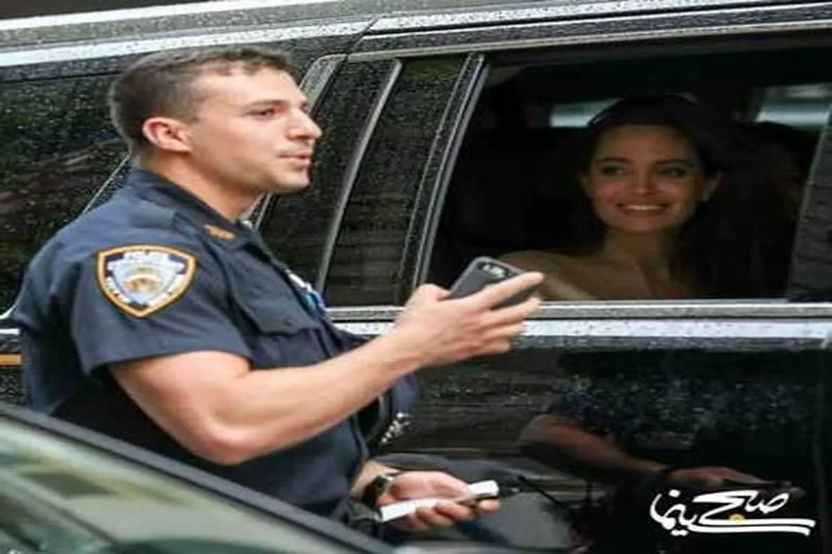 سلفی مأمور پلیس با آنجلینا جولی در ترافیک! + عکس