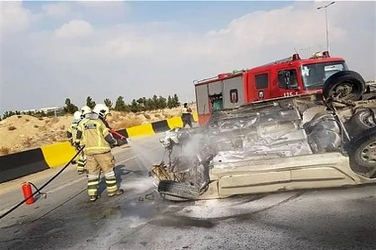 آتش گرفتن پژو ۲۰۶ واژگون شده در آزادراه تهران ـ. قم + عکس