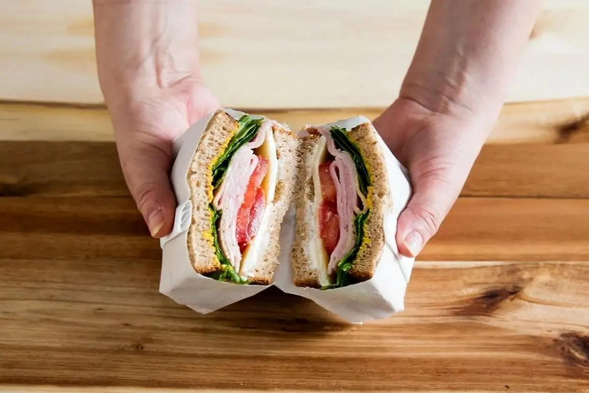 روش کاغذ پیچی ساندویچ برای تغذیه بیرون از خانه