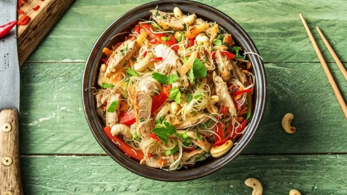 طرز تهیه سالاد مرغ و نودل