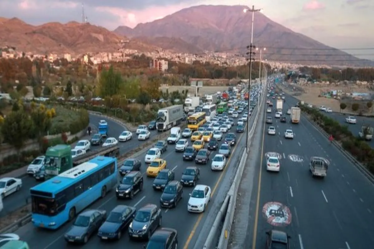 ترافیک در آزادراه کرج-تهران و محور شهریار/ افزایش تردد خودرو در جاده‌ها