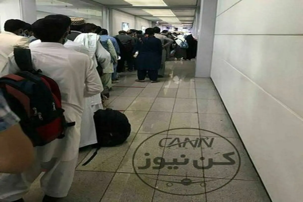ازدحام جمعیت برای تست کرونا در فرودگاه امام (ره) بدون فاصله‌گذاری اجتماعی+عکس