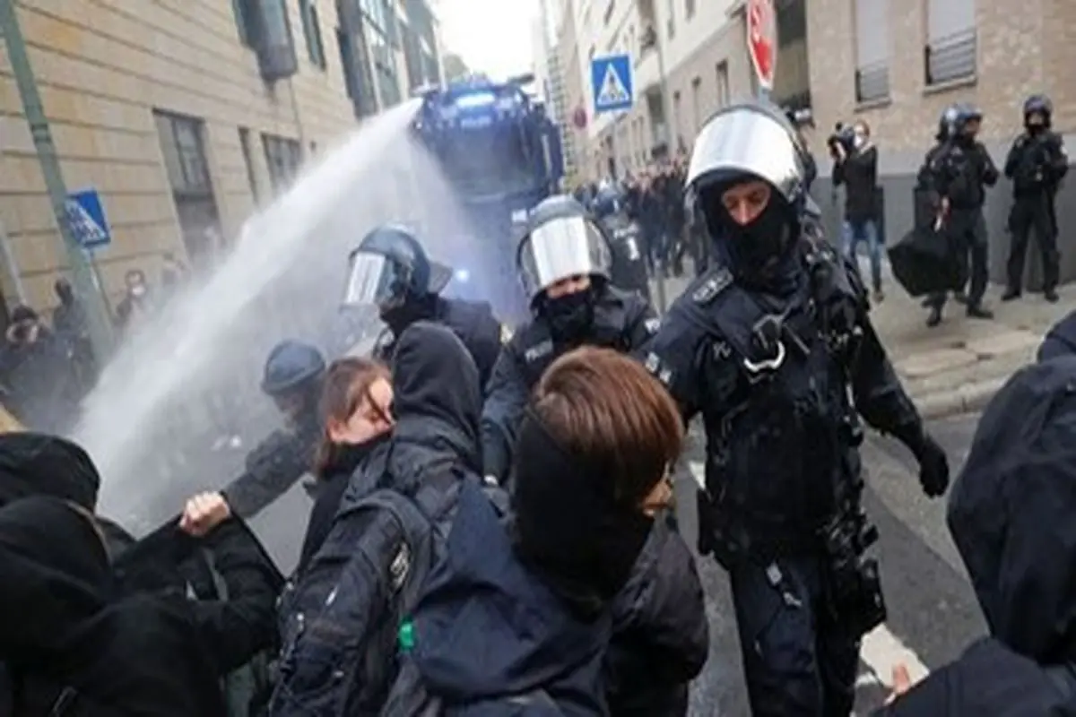 برخورد خشن پلیس با معترضان به محدودیت‌های کرونایی در انگلیس و آلمان + فیلم