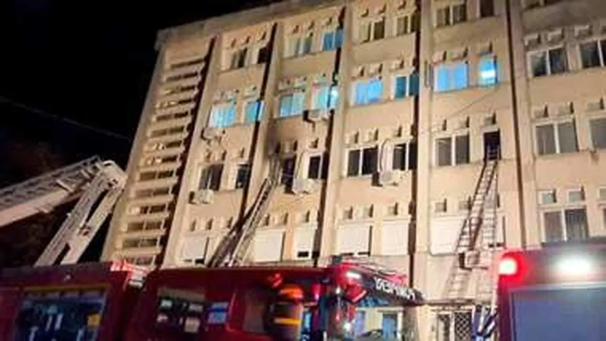 تصاویری از آتش سوزی در درمانگاه بیماران کرونایی رومانی + فیلم