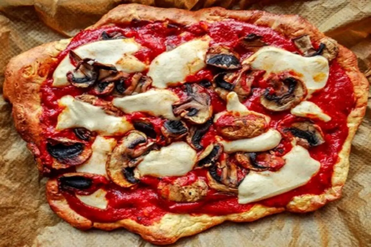 طرز تهیه پیتزای گیاهی با خمیر قرمز + فیلم
