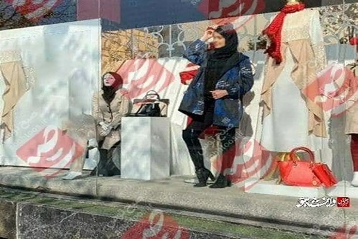 استفاده از مانکنِ زنده خانم در بوتیک مشهد+ عکس