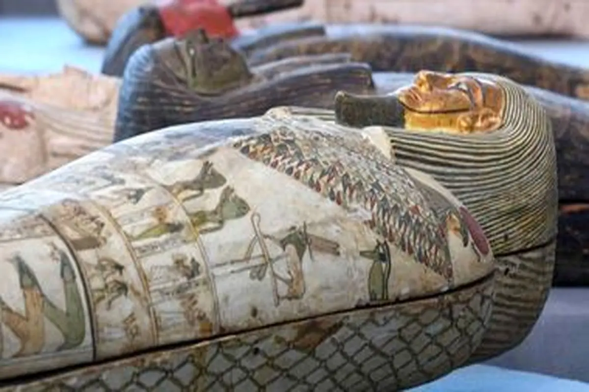 لحظه رونمایی و بازکردن تابوت‌های باستانی کشف شده در مصر + فیلم
