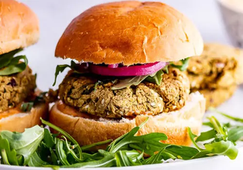 برگر مرغ رژیمی؛ انتخابی سبک برای وعده‌های ناهار و شام
