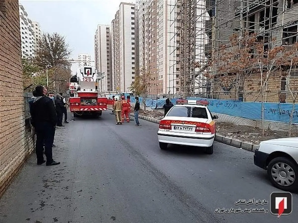 نجات کارگری که در آستانه سقوط از طبقه هفتم یک ساختمان بود+ عکس