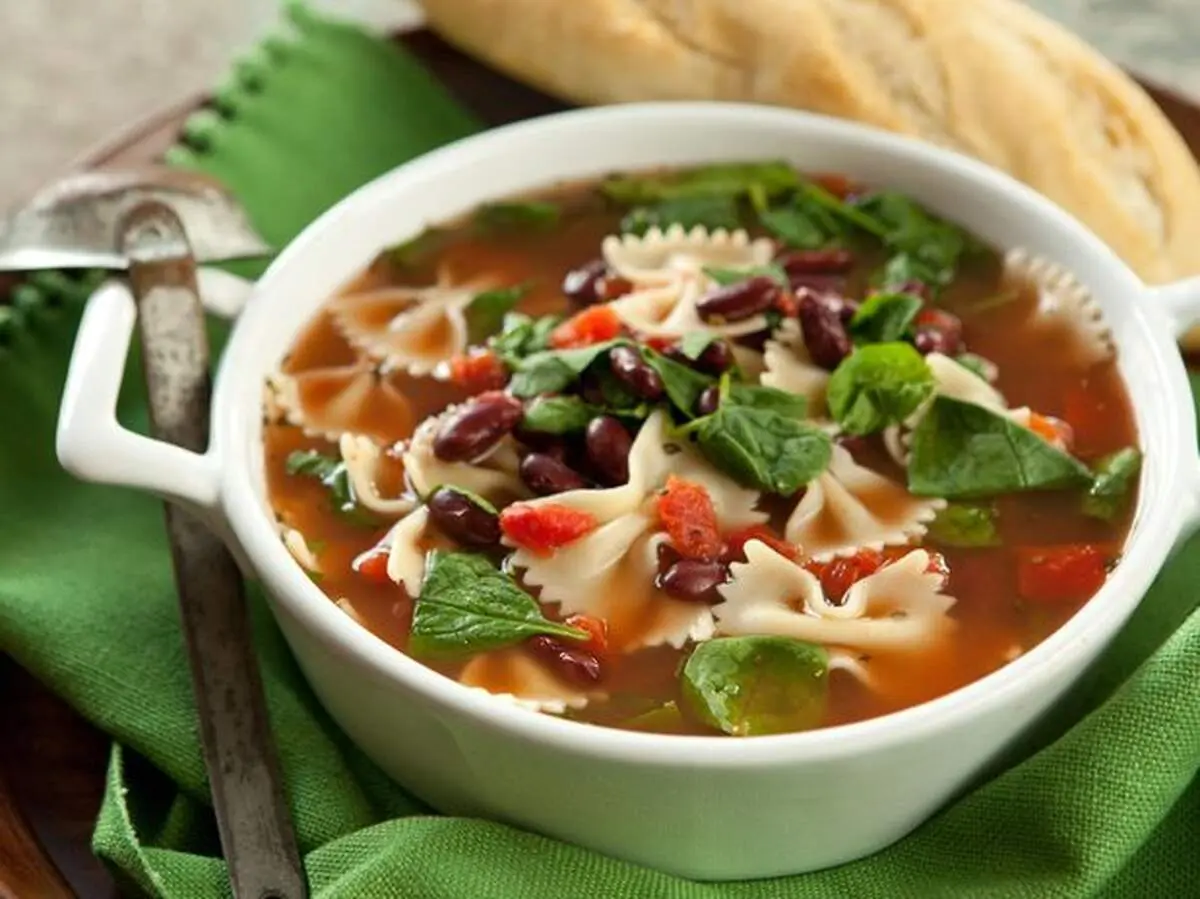 طرز تهیه سوپ اسفناج و پاستا