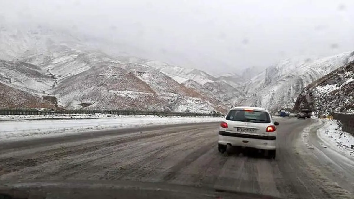 بارش برف و باران در محورهای ۱۳ استان