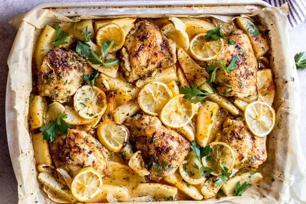 طرز تهیه‌ مرغ لیمویی با سیب زمینی پخته یونانی