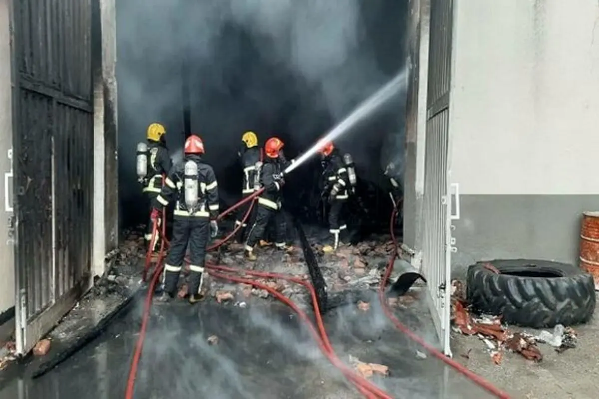 آتش سوزی انبارهای سازمان اموال تمکیلی در ارومیه + تصاویر