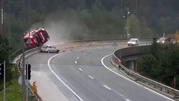 تصادف مرگبار روی پل و سقوط کامیون از ارتفاع ۲۰ متری +فیلم