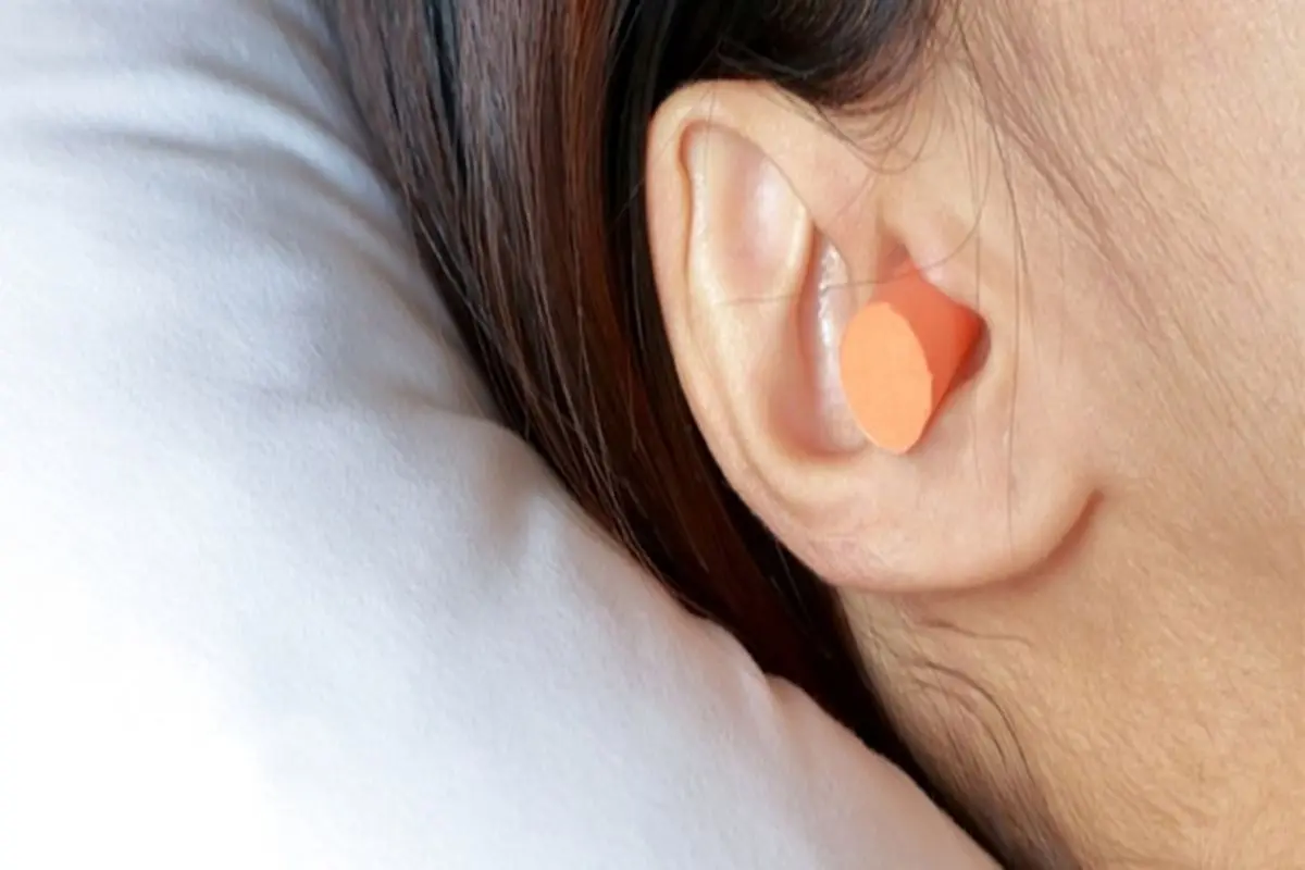 خطرات استفاده از پلاگین گوش هنگام خواب
