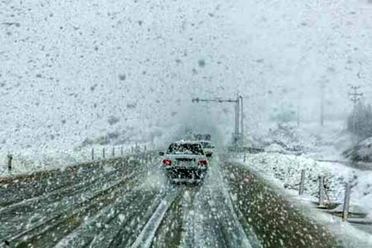 بارش برف و باران در محور‌های ۲۴ استان و انسداد ۱۳ جاده