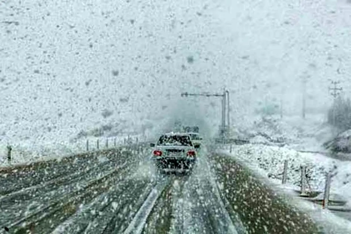 بارش برف و باران در محورهای ۲۴ استان و انسداد ۱۳ جاده