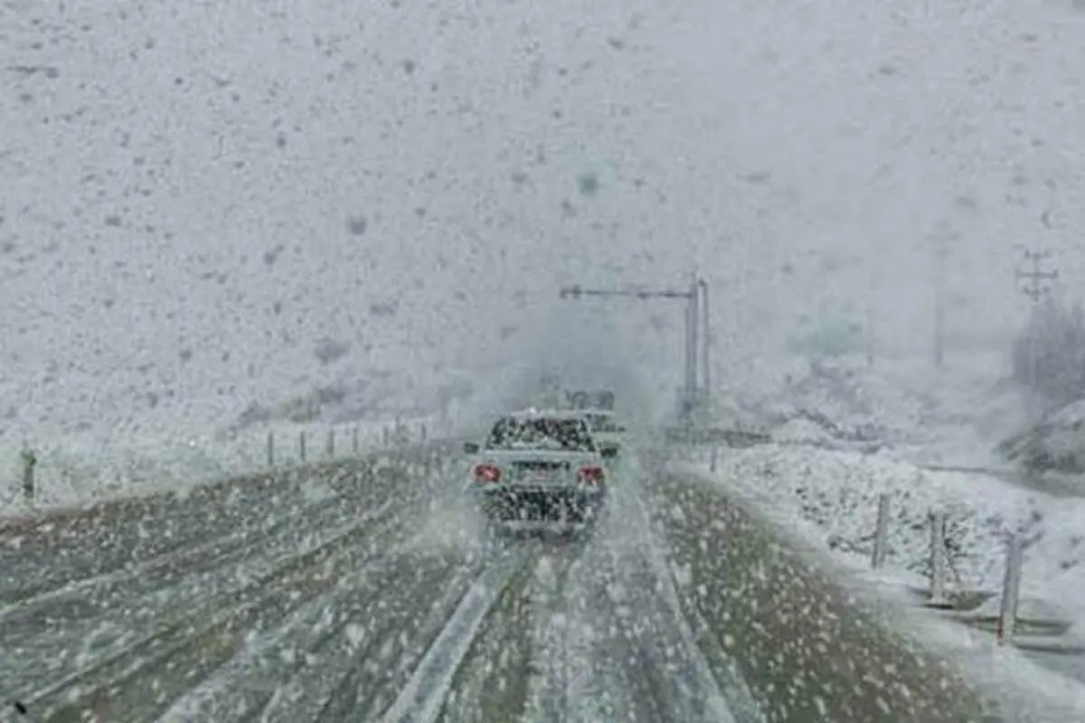 بارش برف و باران در محور‌های ۲۴ استان و انسداد ۱۳ جاده
