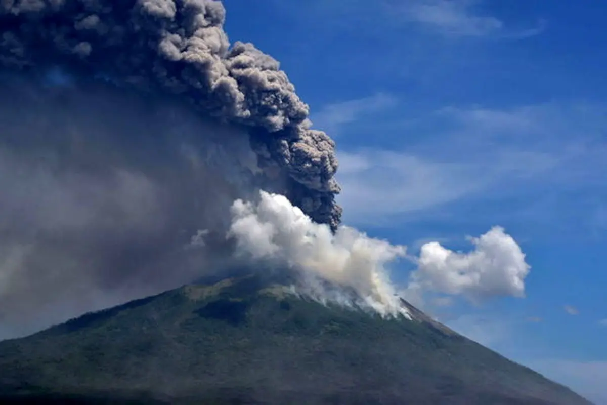 صحنه‌هایی شگفت انگیز از فوران کوه آتشفشان