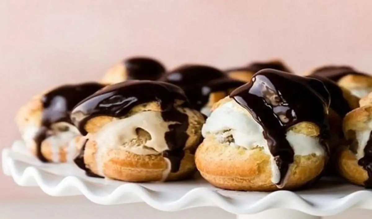 طرز تهیه نان خامه ای شکلاتی با بستنی