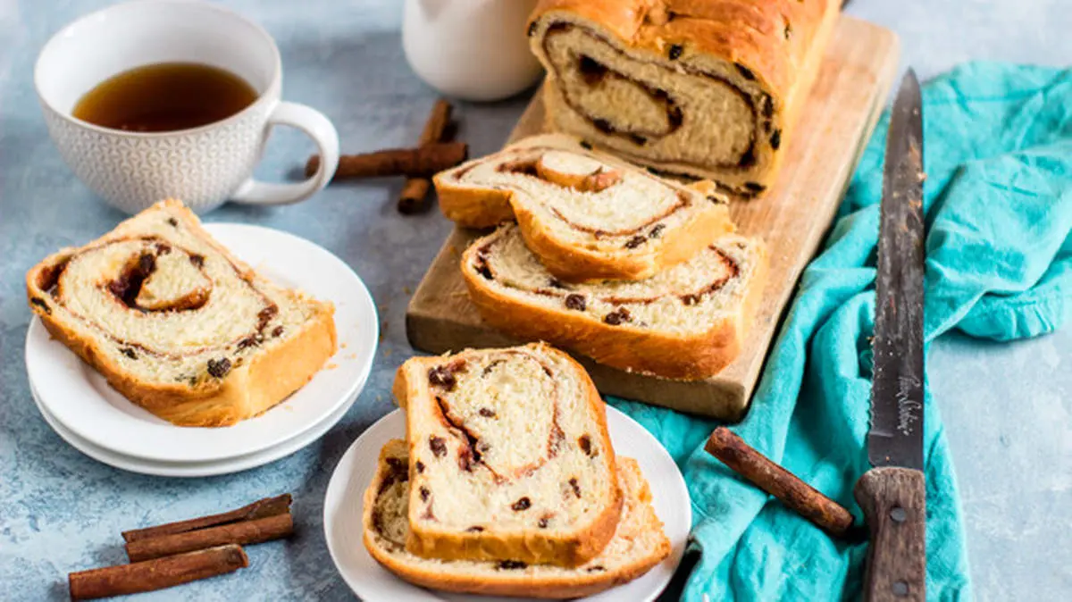 طرز تهیه نان چای با کشمش طلایی