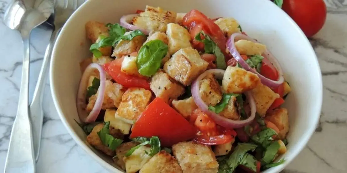 طرز تهیه سالاد پانزانلا با پنیر کبابی