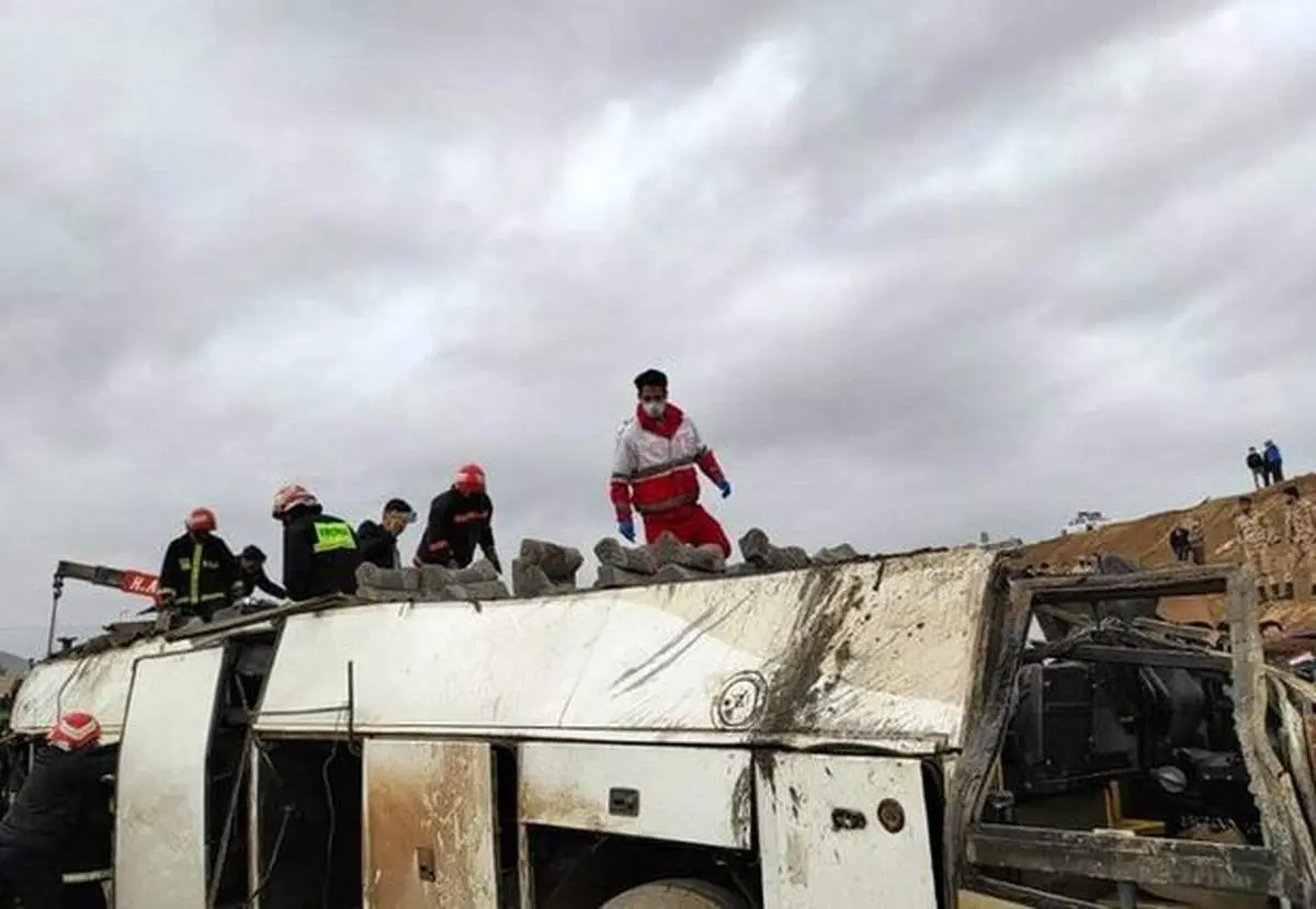 مصدوم شدن ۸ نفر در واژگونی اتوبوس زاهدان - بم