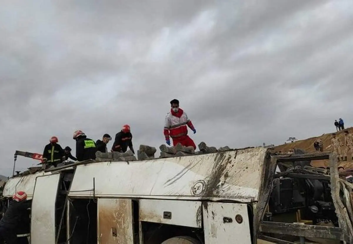 مصدوم شدن ۸ نفر در واژگونی اتوبوس زاهدان - بم