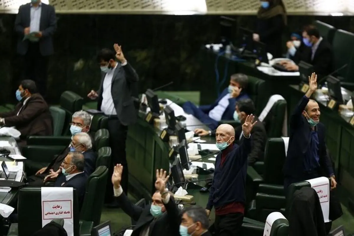 روز جنجالی مجلس؛ همه نمایندگانی که عدد ۴ را نشان می‌دهند+ عکس