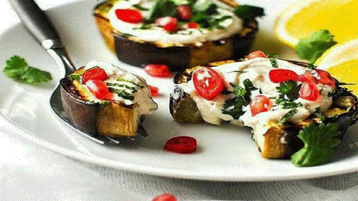 طرز تهیه بادمجان گریل شده با سس ماست
