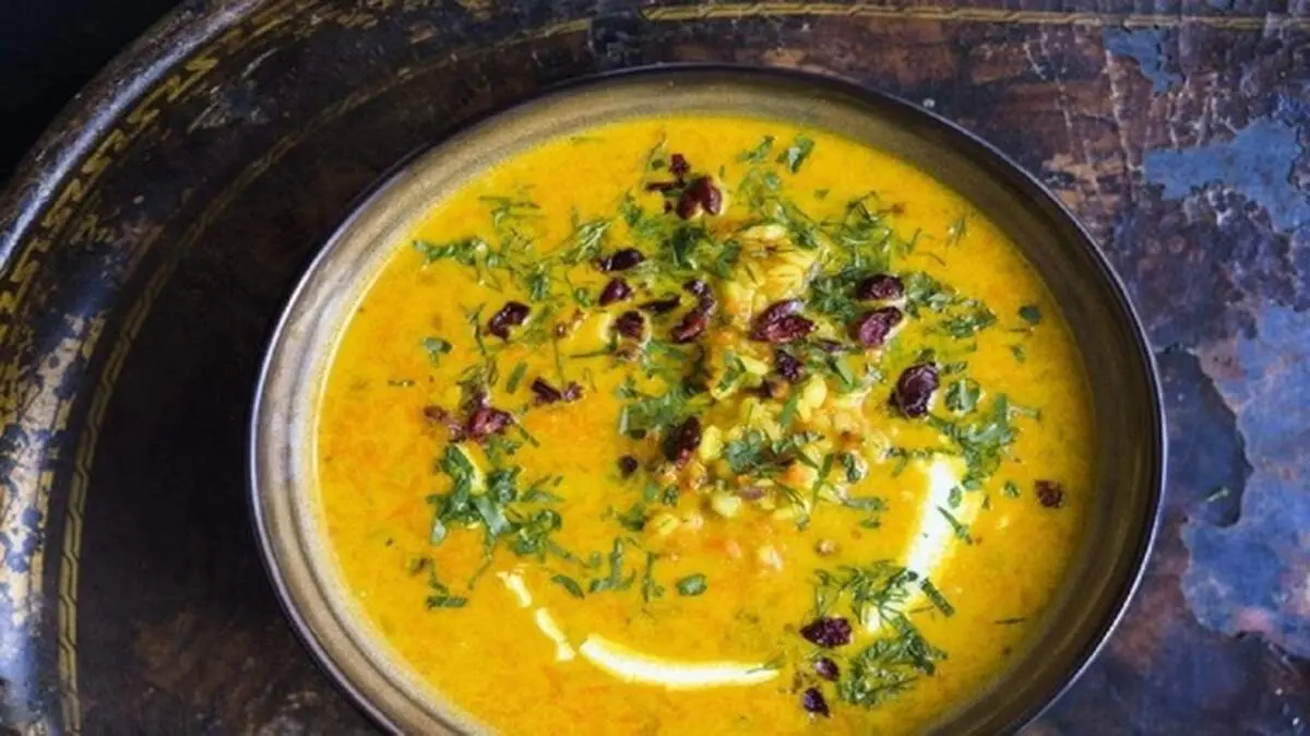 طرز تهیه سوپ زرشک مجلسی با جو یا ورمیشل