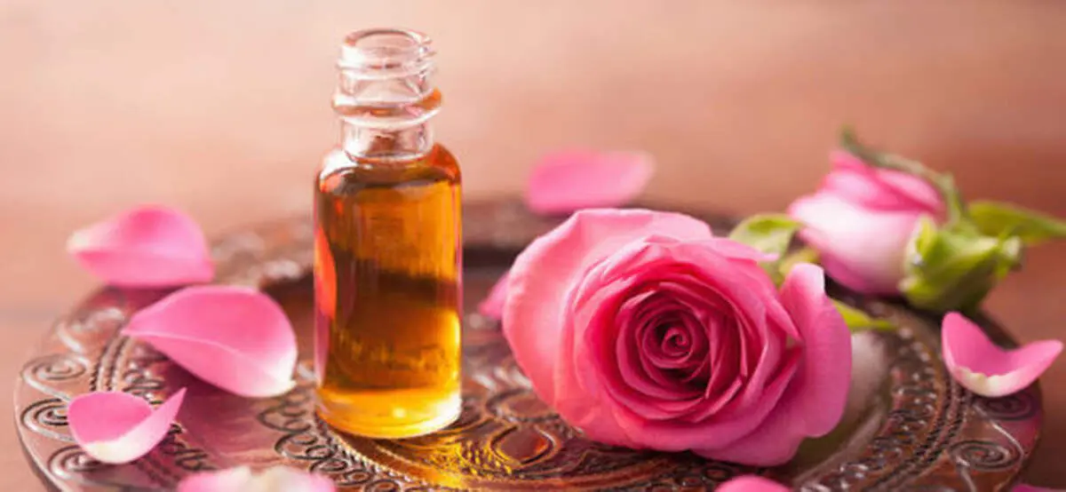 خواص شگفت انگیز و معجزات گلاب برای زیبایی پوست