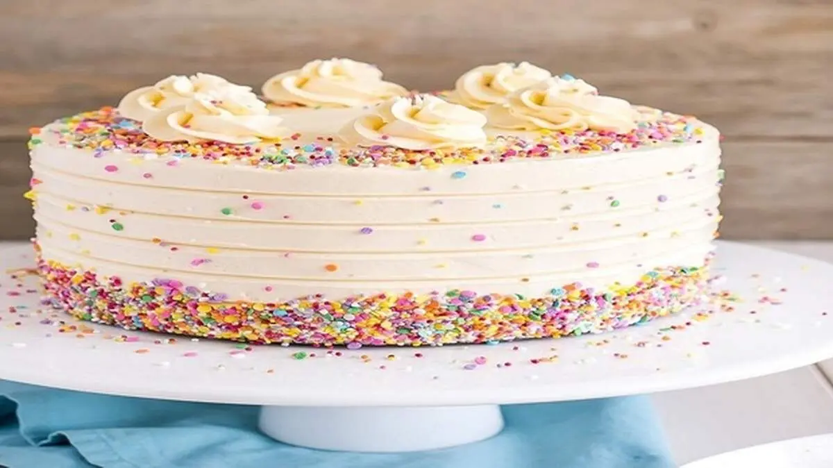 طرز تهیه کیک تولد خامه‌ای شیک و مجلسی