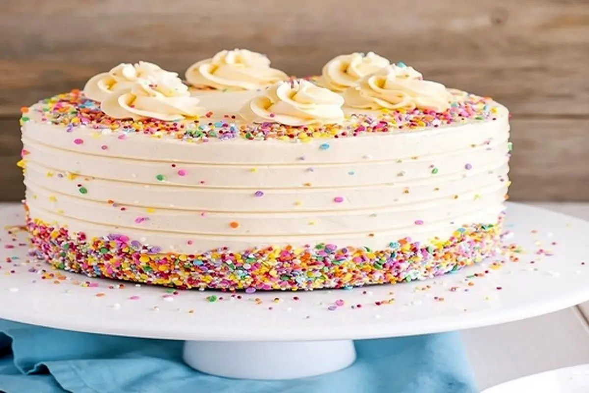 طرز تهیه کیک تولد خامهای شیک و مجلسی