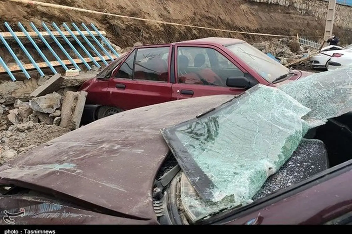 مدفون شدن خودروها بر اثر ریزش دیوار بهشت محمدی سنندج+تصاویر