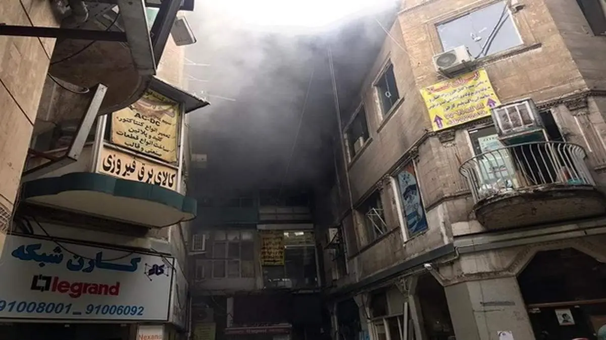 حریق ساختمان تجاری در محدوده کوچه برلن/نجات ١۵ نفر از محل حریق