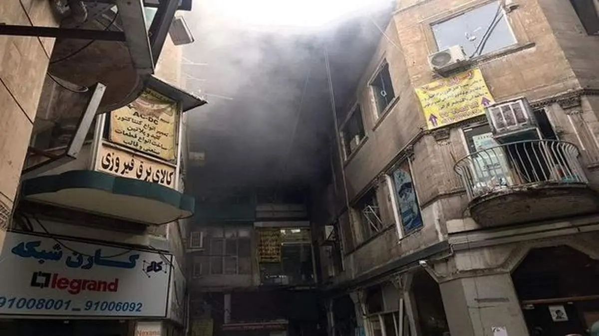 آتش سوزی در پاساژی در بازار تهران