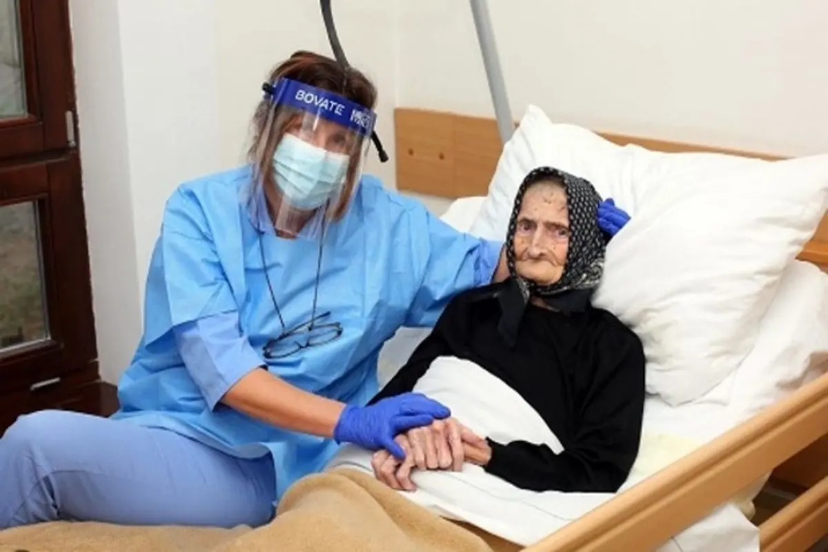 نجات پیرزن ۹۹ ساله از کرونا + عکس