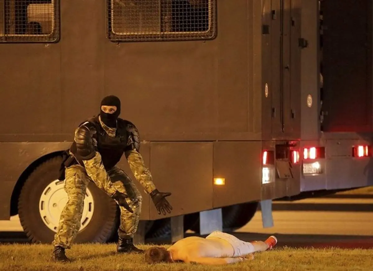 واکنش پلیس ضد شورش بلاروس به بیهوشی یک معترض + عکس