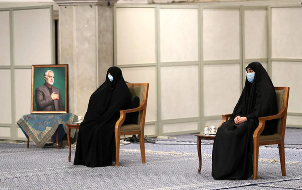 قرائت یادداشت شهید سلیمانی برای نخستین بار توسط دخترش در حضور رهبر انقلاب + فیلم