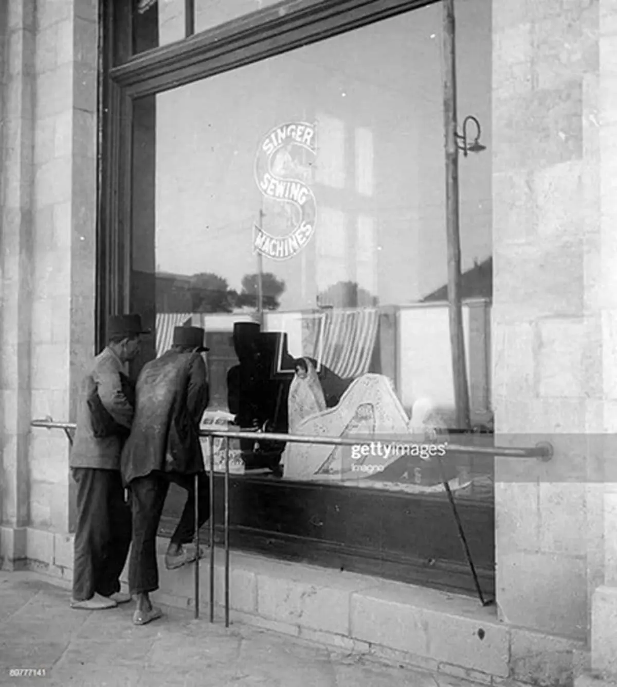 خیابان سعدی تهران در سال ۱۳۱۱ + عکس