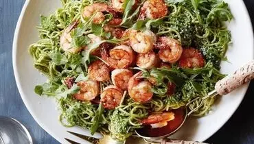 طرز تهیه پاستا پستو با میگو طعم‌دار شده با سیر