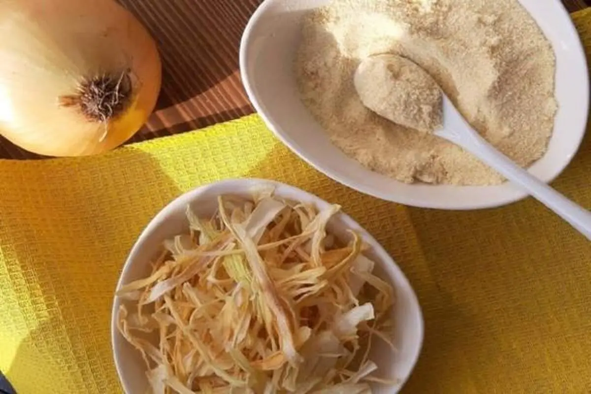 طرز تهیه پودر پیاز خانگی در فر، ماکروفر یا در آفتاب