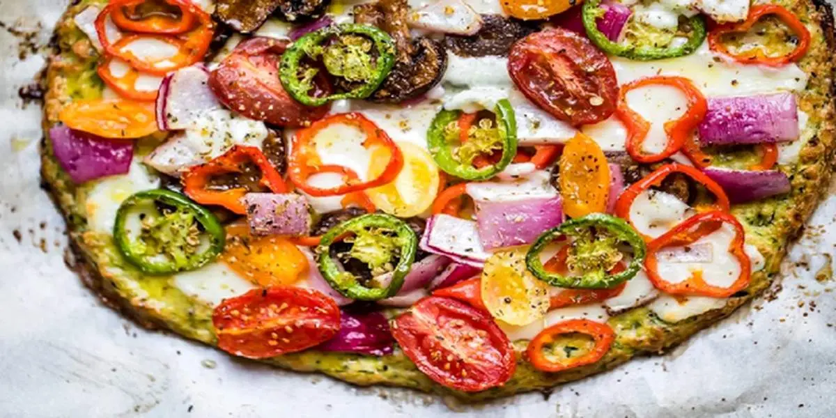طرز تهیه پیتزا کدو و سبزیجات با پنیر موزارلا و پارمسان
