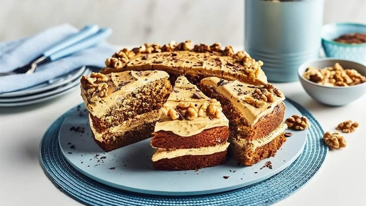 طرز تهیه کیک نسکافه‌ای اسفنجی ساده و گردویی