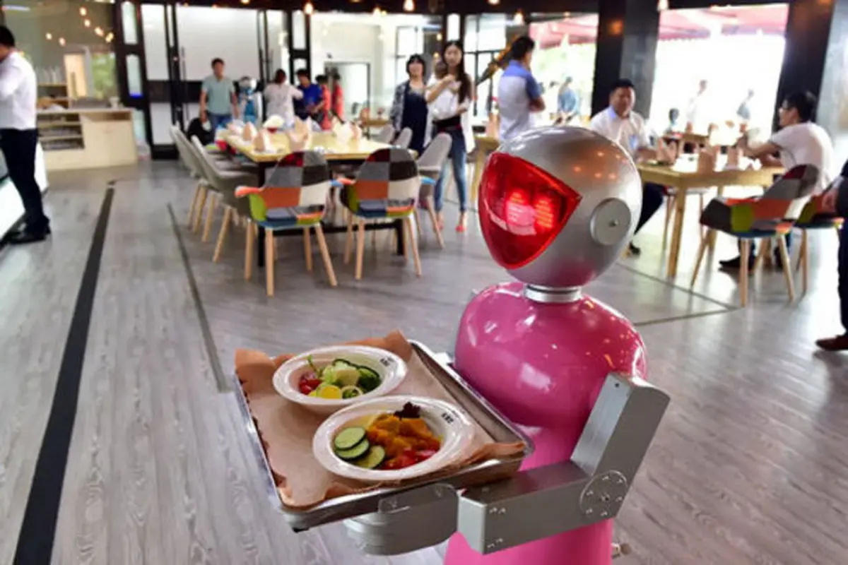 رستورانی با ربات‌های آویزان در چین! + فیلم