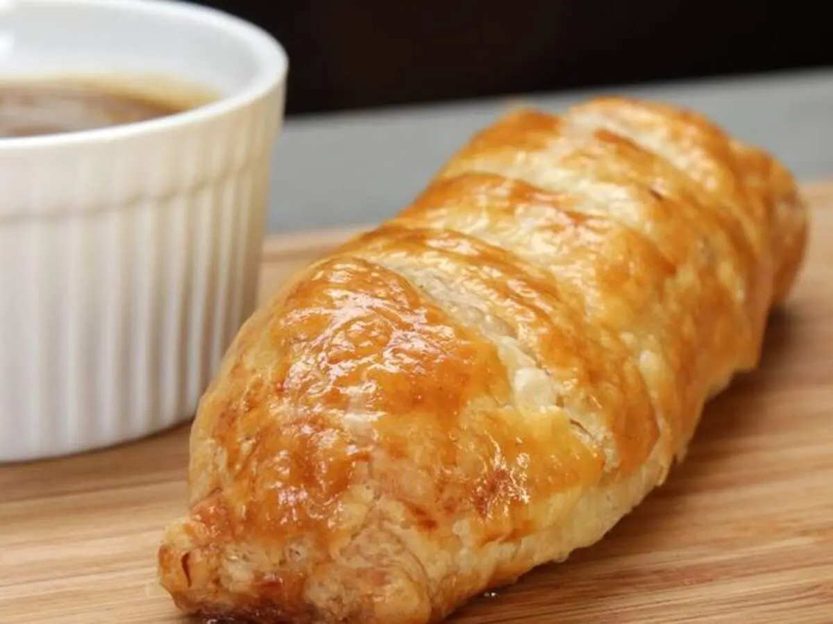 طرز تهیه رول سوسیس و سیب زمینی با خمیر هزارلا + فیلم