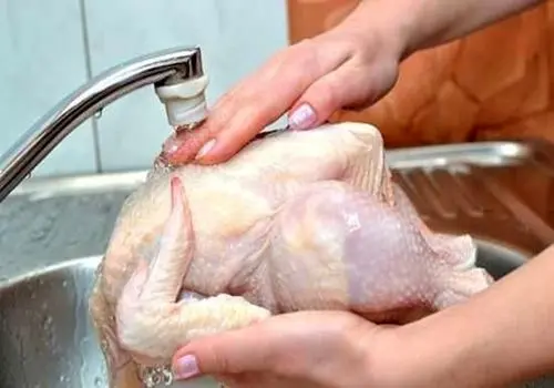 چرا شستن مرغ خام سلامت شما را تهدید می‌کند